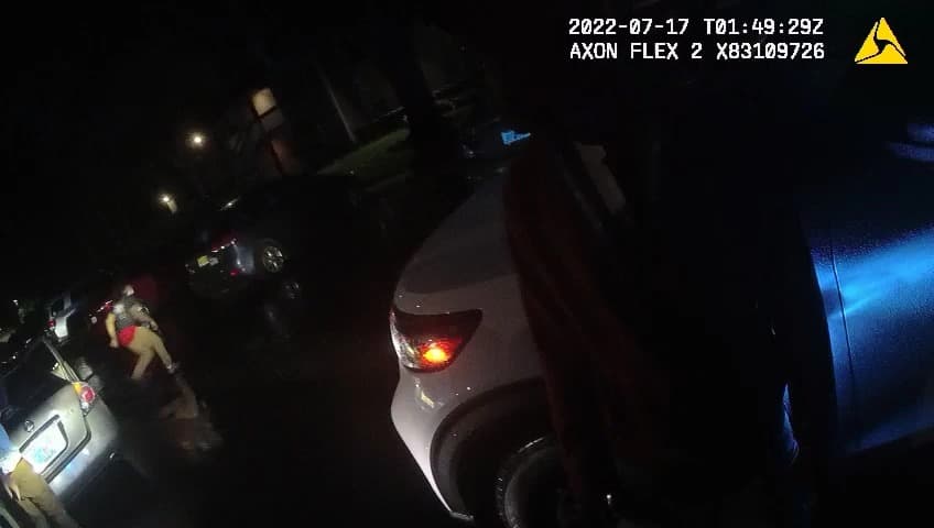 Sospechoso intenta huir corriendo de la policía, pero es atrapado