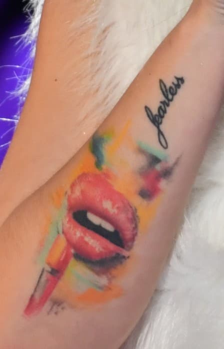 En el izquiero también hay unos labios y la palabra "fearless".