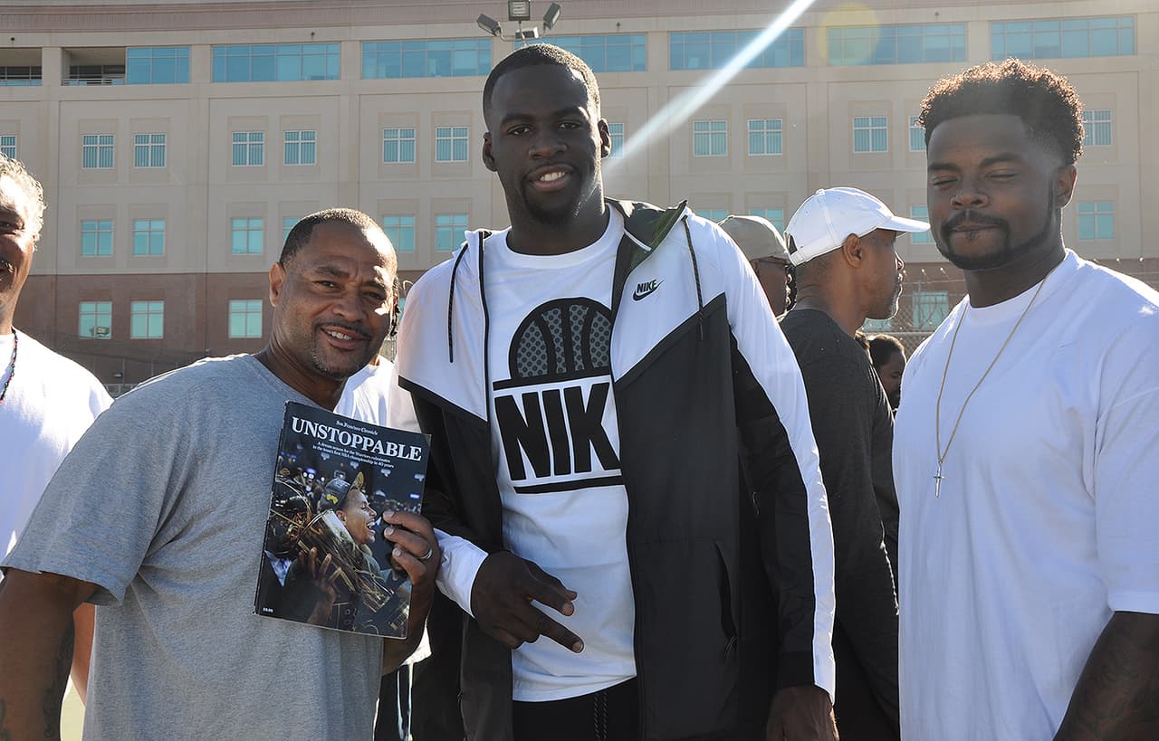 Los Warriors realizaron su visita anual a San Quintín. El GM Bob Myers encabezó el contingente en la cancha, y Kevin Durant y Draymond Green se sentaron entre los internos para ver la acción, firmar autógrafos y jugar dominó.