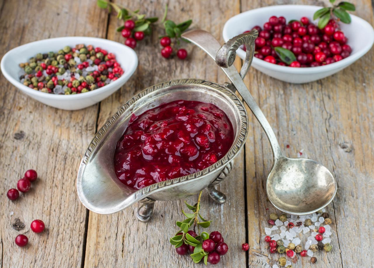 Compruebe qué alimentos puede llevar antes de llegar al aeropuerto.“Por ejemplo, la salsa de arándanos, la salsa y el vino en cantidades superiores a 100 ml o 3,4 onzas deben ir en una maleta facturada. Los pasteles, tartas y guisos pueden viajar en el equipaje de mano", dijo TSA en una nota de prensa.
<br>