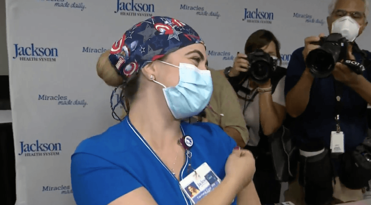 Hospital Jackson deja de administrar la primera dosis de la vacuna de Pfizer