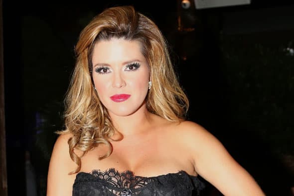 Tan guapa como siempre, con los labios rojos cautiva.