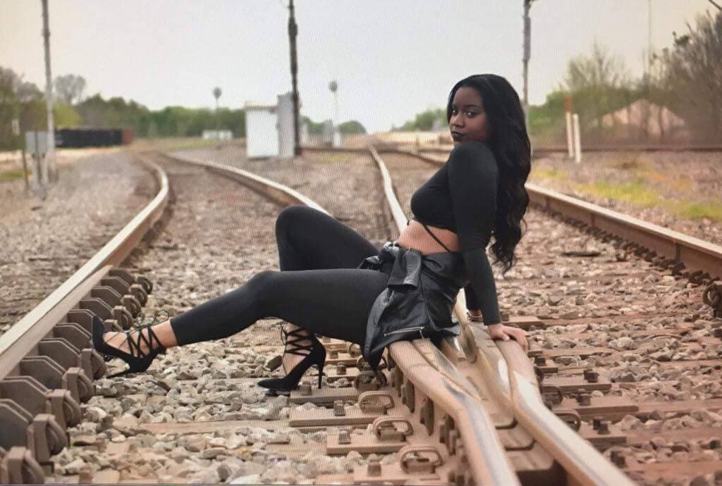 Modelo embarazada muere en trágico accidente de sesión de fotos