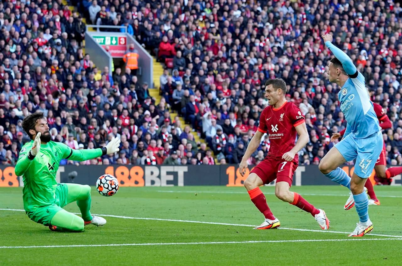 Termina la Jornada 7 de la Premier League con empate entre Liverpool y Manchester City 2-2 tras un intenso partido. Sadio Mané abrió el marcador al 59’, pero Phil Foden ya empataba el juego, sin embargo Mohamed Salah le daba la victoria parcial a los ‘Reds’ y, al 81’, Kevin de Bruine hace el del empate.