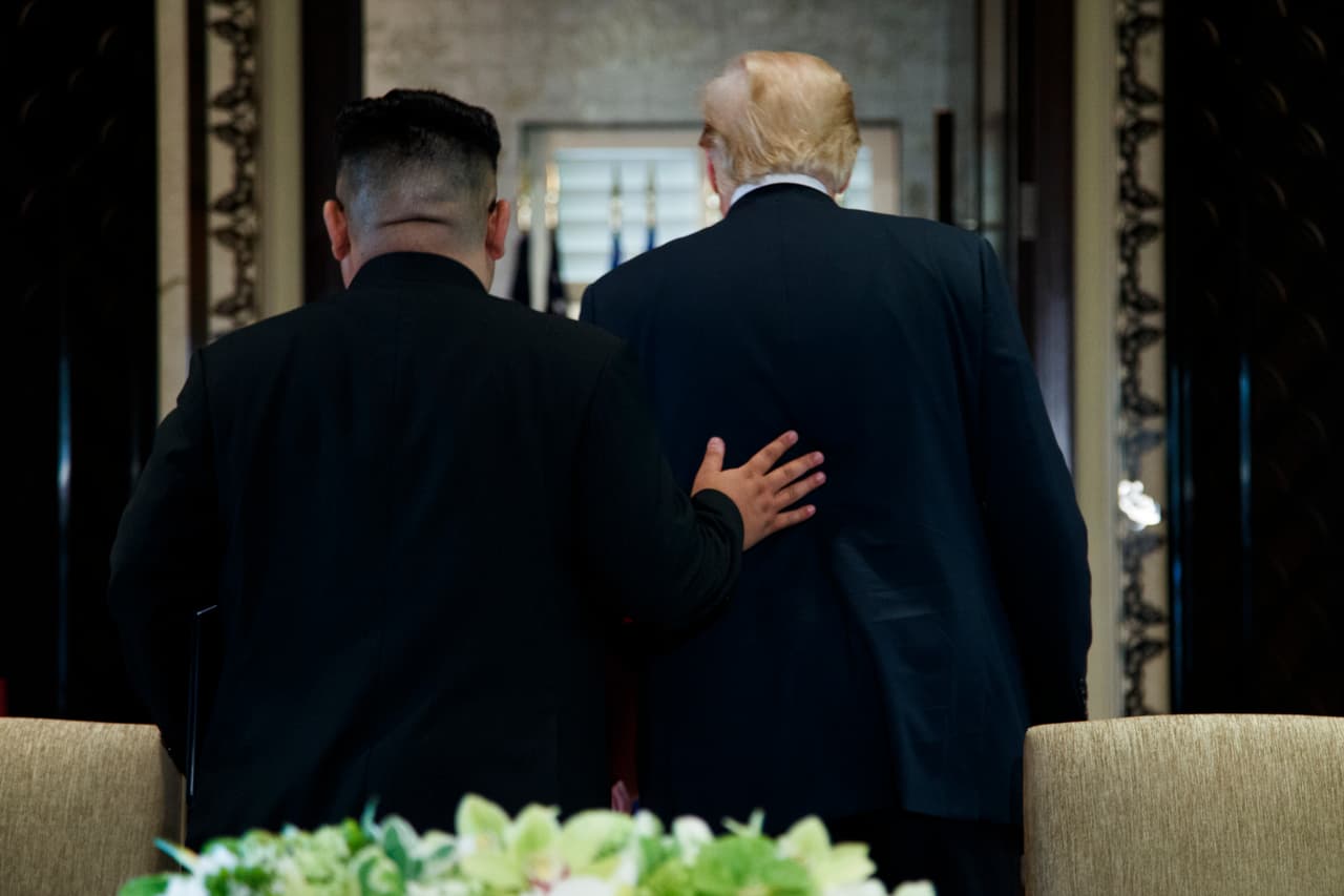 Trump y Kim se estrecharon las manos en una despedida sin intérpretes al final de la cumbre.