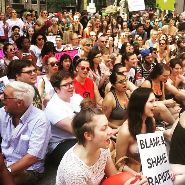 Cientos de personas en Chicago participaron en una marcha contra la violencia sexual. Mira las mejores fotos de las redes sociales.