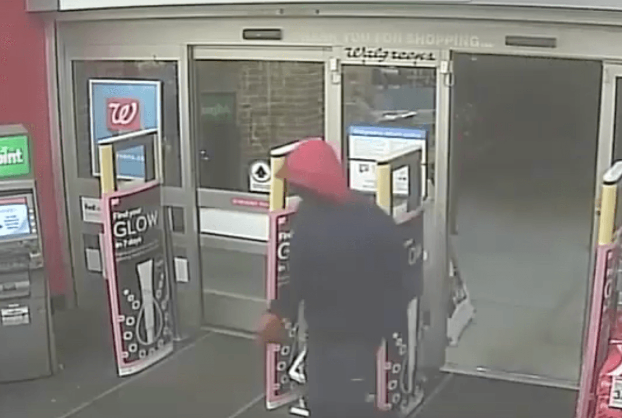 De acuerdo con el reporte de las autoridades los dos sopechosos entraron al establecimiento.