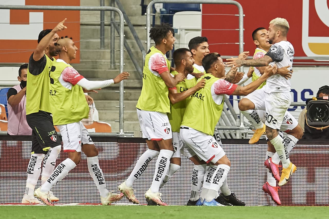 Luciano Acosta inicia y termina el contragolpe, y con un cabezazo adelanta a los Zorros en el Gigante de Acero.
<br>