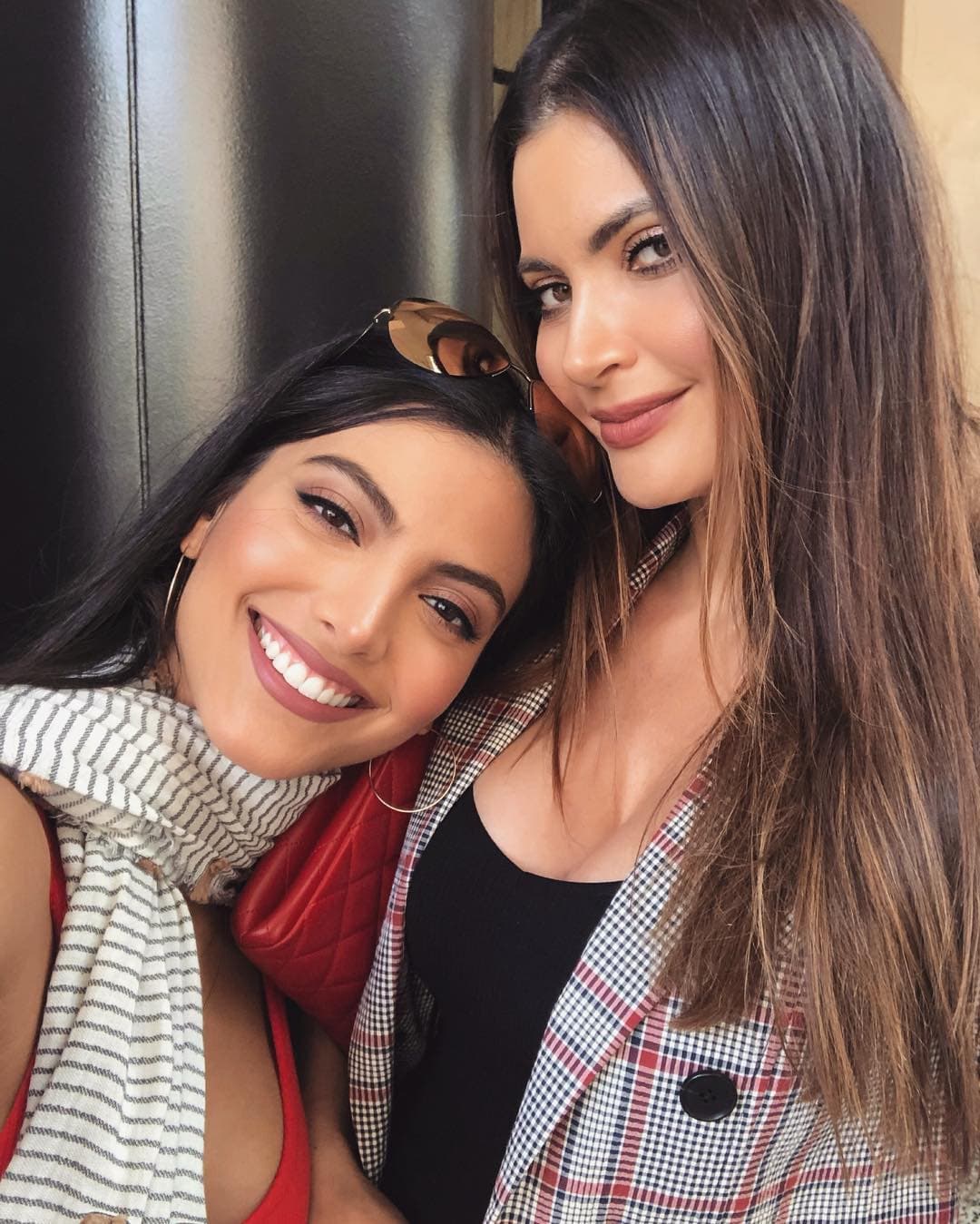 “A él (Eugenio) le llama mucho la atención el hecho de que
<b><a href="https://www.univision.com/shows/nuestra-belleza-latina/chiqui-y-su-hija-son-la-envidia-de-las-mujeres-este-verano-fotos"> a mi hija y a mí nos confundan</a></b>. Siempre bromea con eso, y por lo mismo decidimos tomarlo en serio, grabar el piloto y presentarlo a las cadenas estadounidenses”, dijo la actriz al respecto.