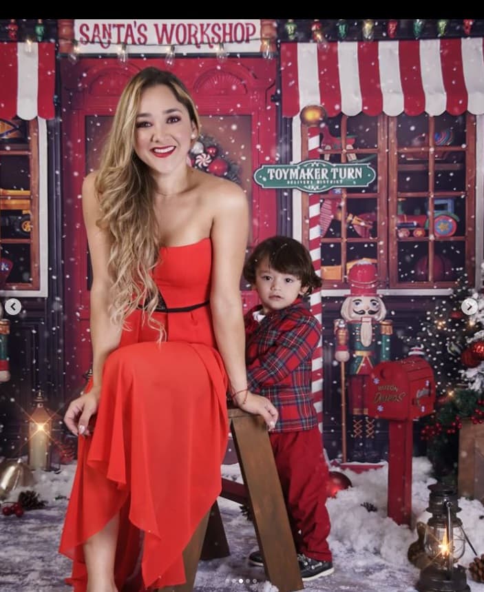Sherlyn también se dejó ver con una gran sonrisa vestida de rojo al igual que su primogénito.