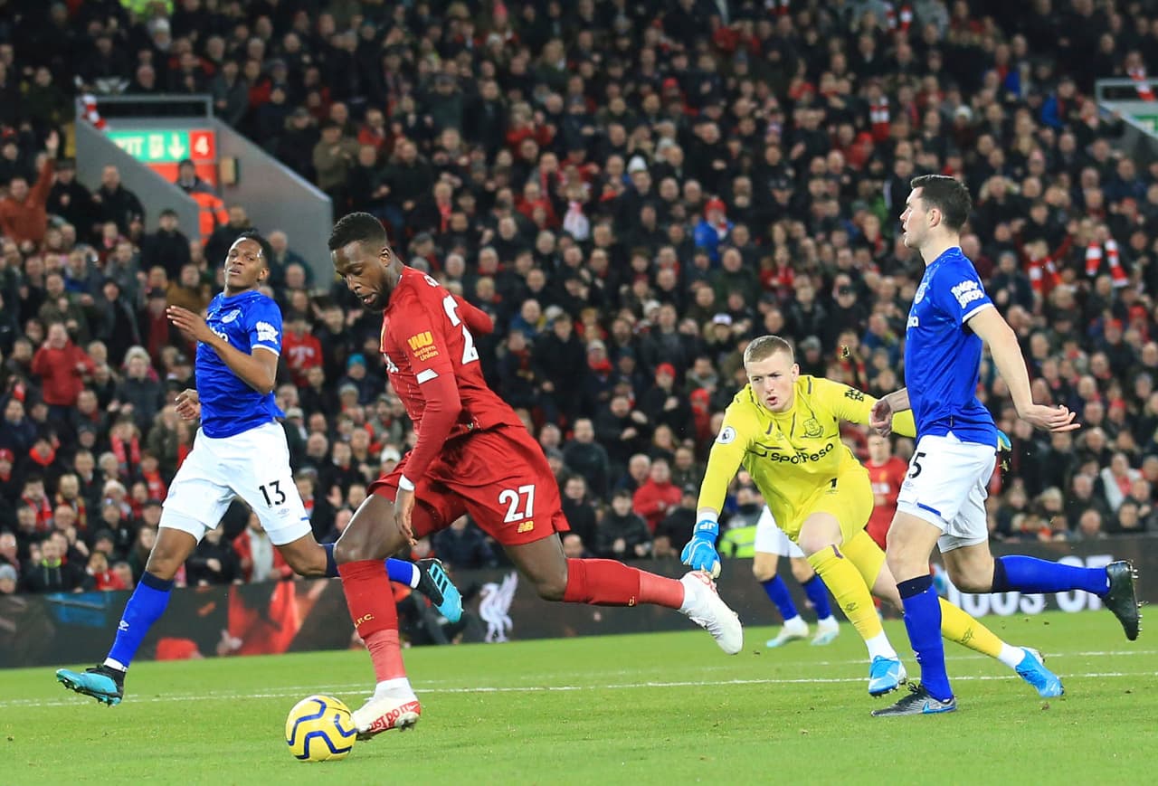 Pero el platillo fuerte es el Derbi de Merseyside entre el Everton y el Liverpool en Goodison Park. No importa quién va mejor en el torneo, al final los derbis se disputan a muerte y nadie quiere perder.