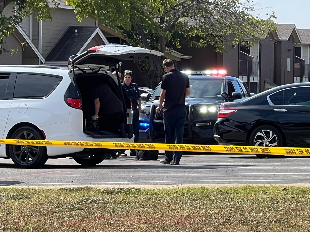Localizan cuerpo de un hombre afuera de complejo de apartamentos en North Richland Hills
