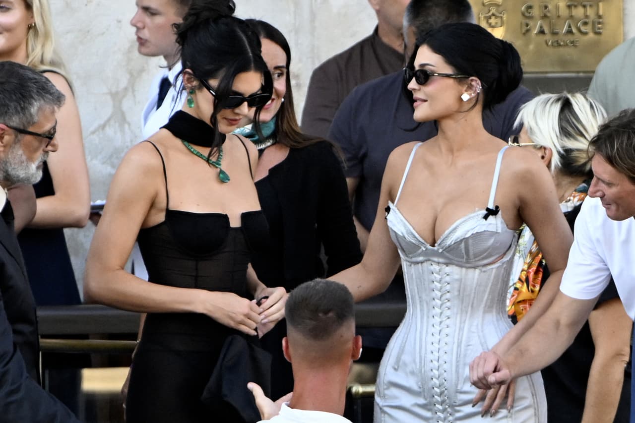 Kylie Jenner y la modelo Kendall Jenner salen del Hotel Gritti Palace.