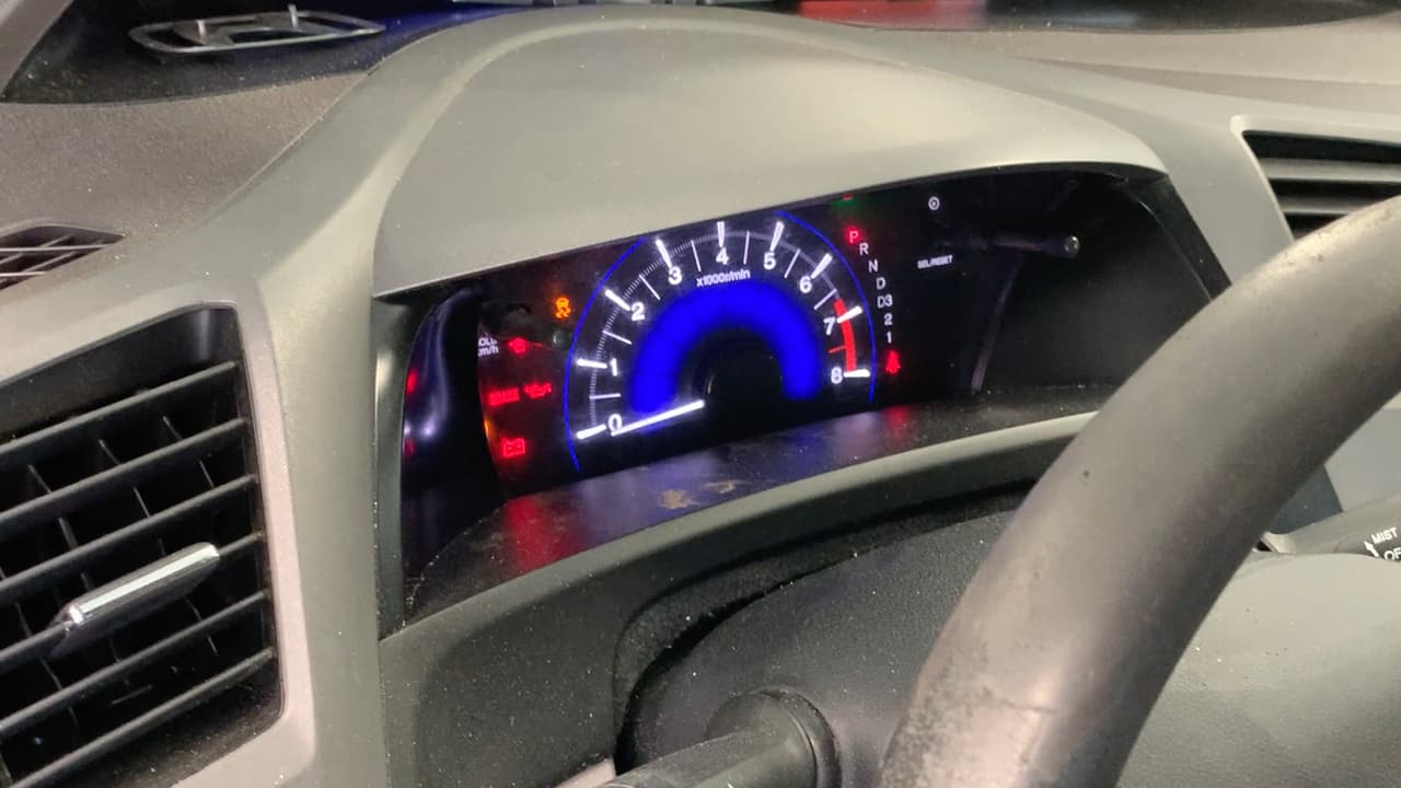 Los dispositivos con GPS son una buena opción porque puedes monitorear en tiempo real en dónde está tu automóvil.