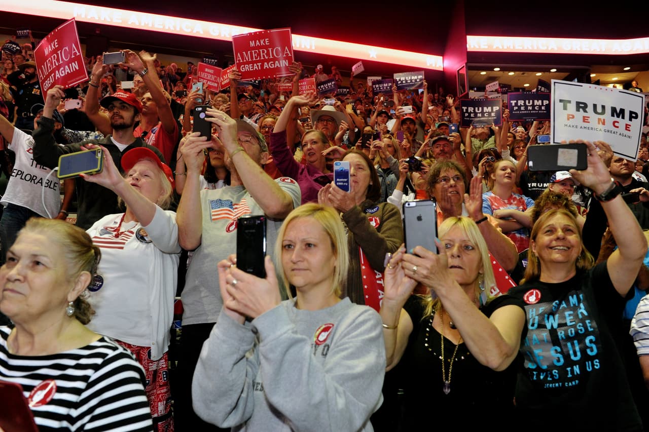 Partidarios del candidato presidencial republicano Donald Trump celebran durante un mitín de campaña en el Centro de Eventos Budweiser en Loveland, Colorado el 3 de octubre de 2016.