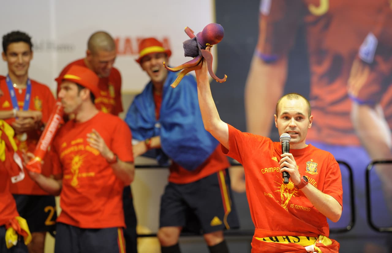 Sin embargo, España fue campeón y tal fue la influencia del pulpo que en la celebración los protagonistas del título recordaron a Paul.