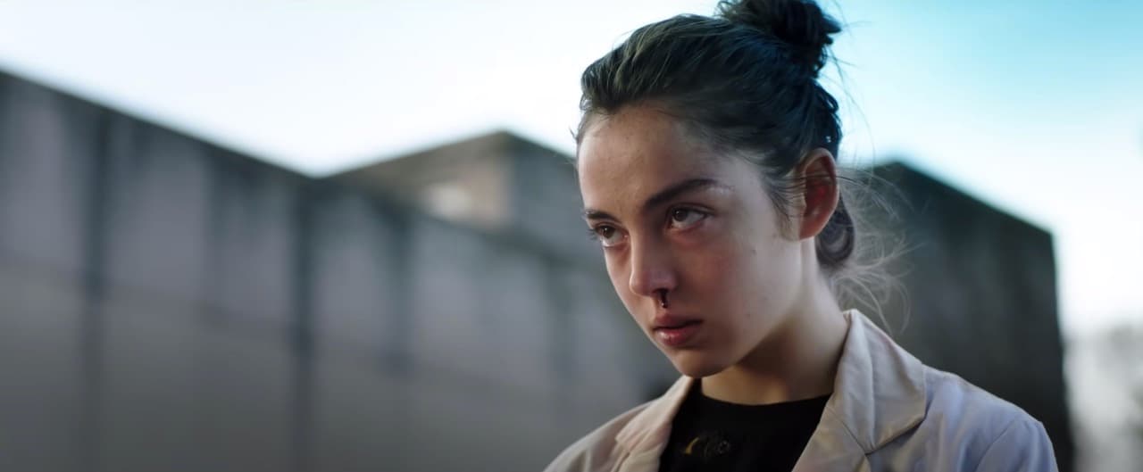 Después de comer carne, la protagonista experimenta un cambio en su ser que le provoca sed de sangre y se convierte en caníbal.