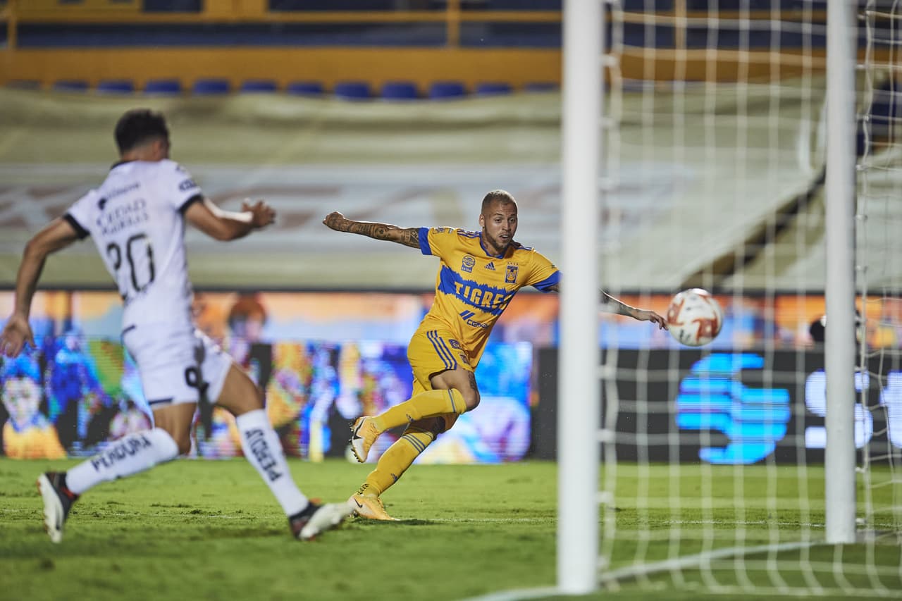 Leo Fernández condujo el esférico hasta el arco rival y sirvió para el ‘Diente’ López, quien marcó doblete al 83'.