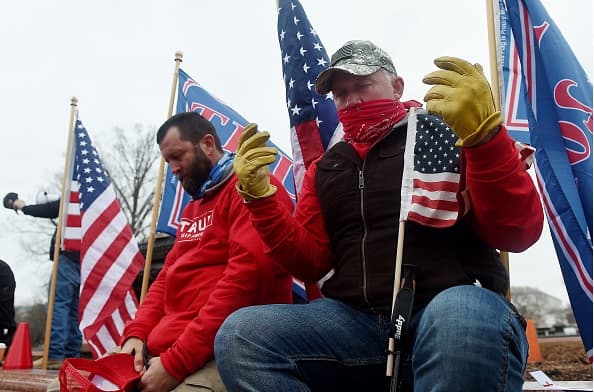 Los partidarios del presidente de los Estados Unidos, Donald Trump, realizan una manifestación frente al Capitolio de los Estados Unidos mientras protestan por la próxima certificación del colegio electoral de Joe Biden.