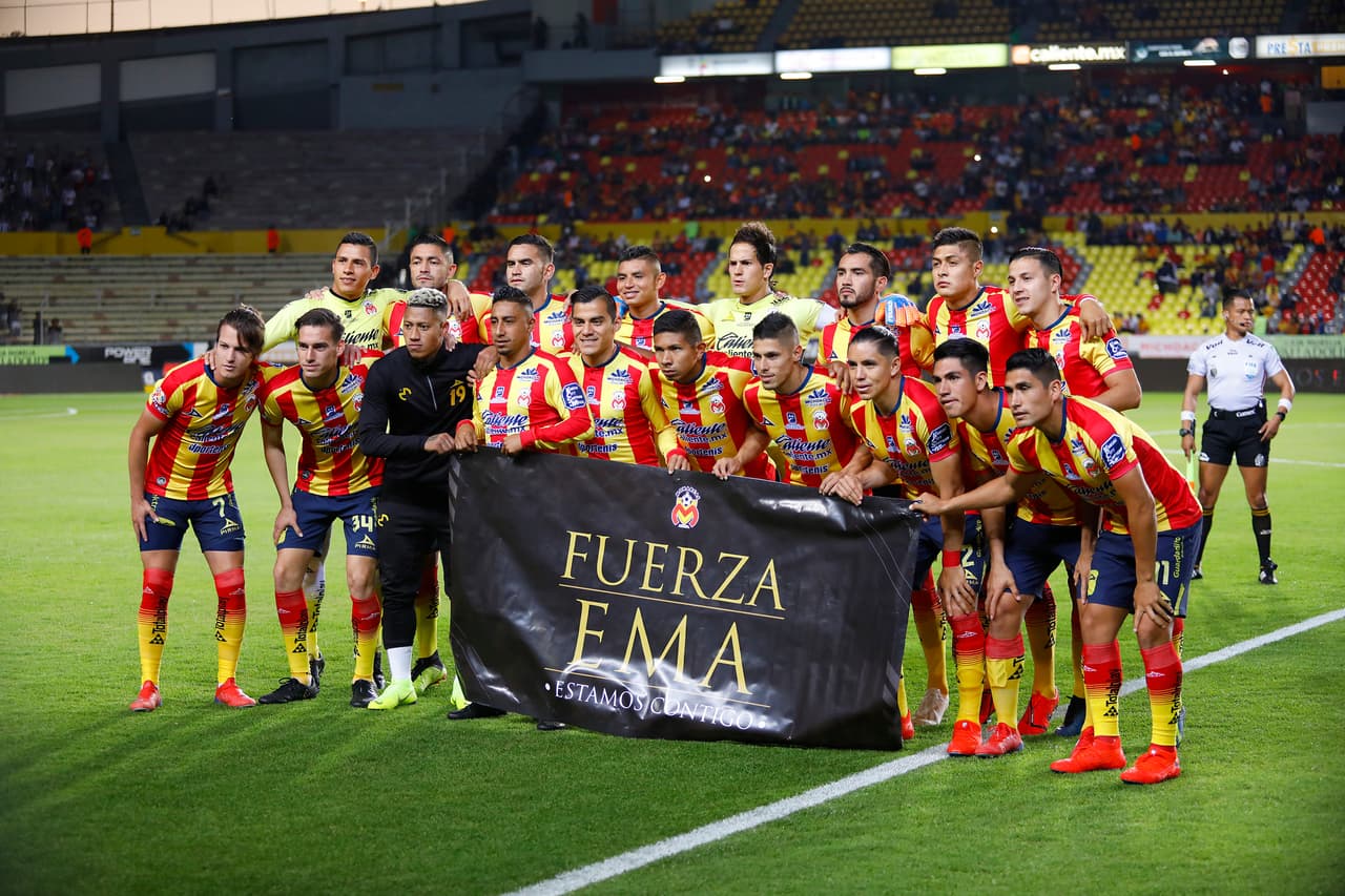 Los jugadores de Monarcas posaron con un mensaje en apoyo al defensa lesionado Emanuel Loeschbor.