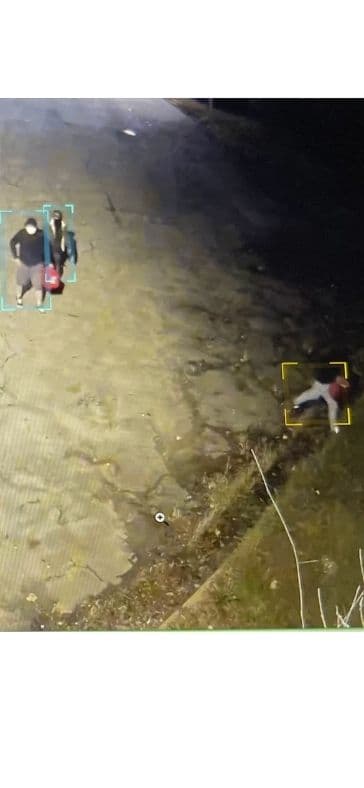 "Una vez dentro, se ve a los sospechosos rociando el área con un líquido acelerador y luego arrojando un objeto encendido para iniciar el incendio", dijo el comisionado de Seguros y Seguridad contra Incendios, John F. King.