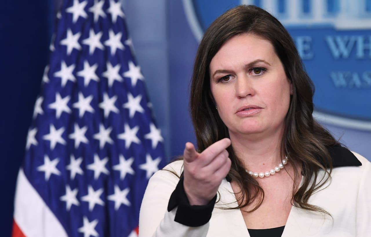 <b>Sarah Huckabee Sanders, </b>secretaria de Prensa y
<b> </b>portavoz de Donald Trump
<b>,</b> dejará el cargo para regresar a su estado natal, Arkansas. Esto lo anunció el presidente vía Twitter el 13 de junio de 2019. En un segundo tuit sugirió que su Sanders podría tener aspiraciones políticas y seguir los pasos de su padre, Mike Huckabee, quien fue gobernador del estado entre 1996 y 2007.