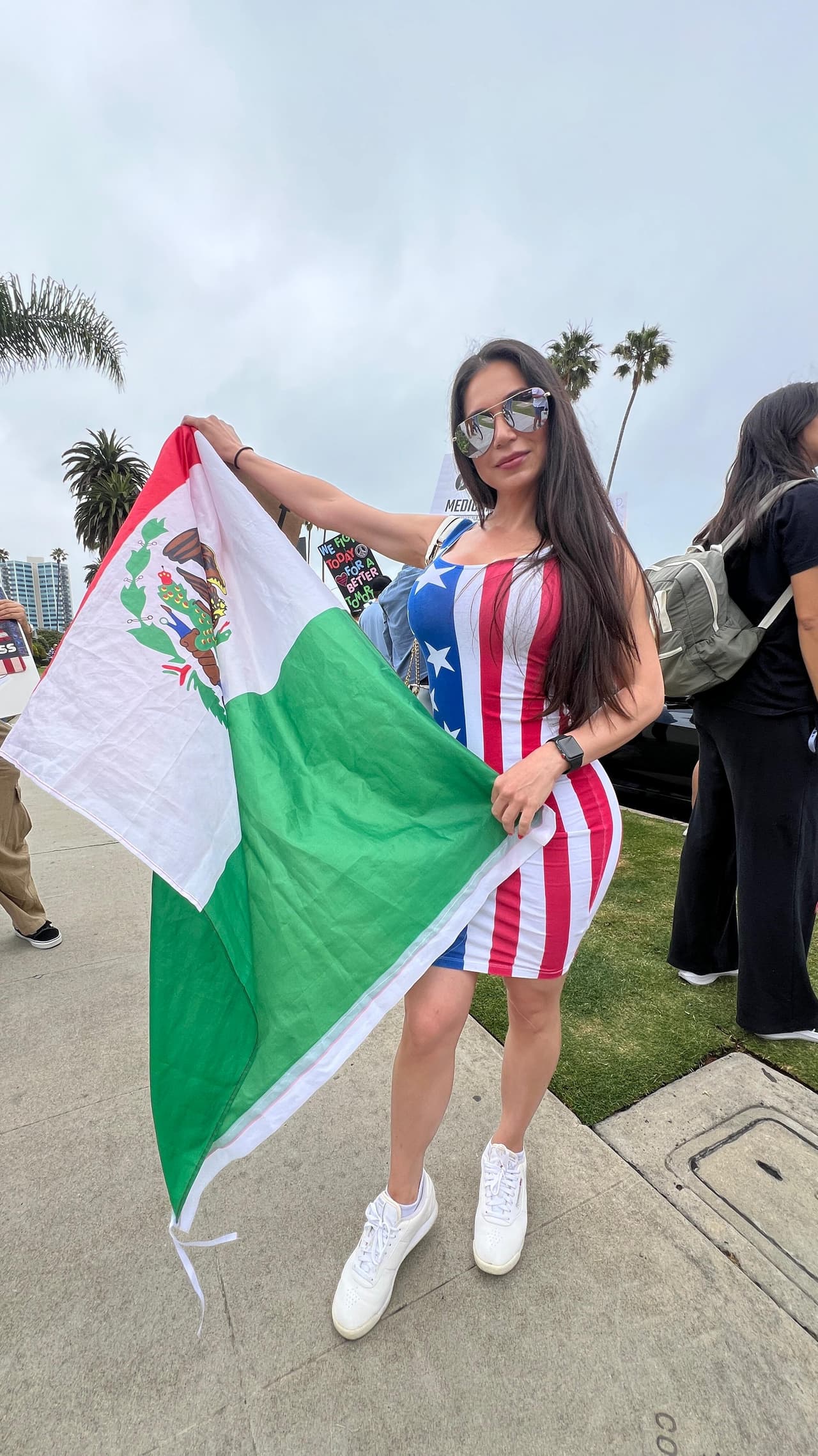 En Grand Park, cientos de manifestantes se concentraron con pancartas y consignas, bloqueando parcialmente el tráfico en el centro de Los Ángeles, sin reportes de enfrentamientos con la policía.