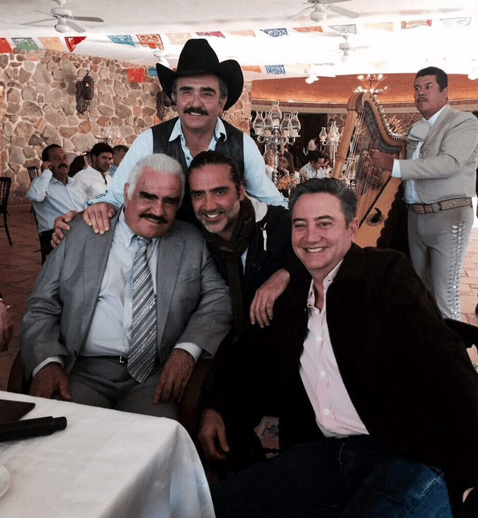 Para comenzar profesionalmente su carrera como cantante, se unió a algunos de los Mariachis más conocidos del momento en Jalisco.