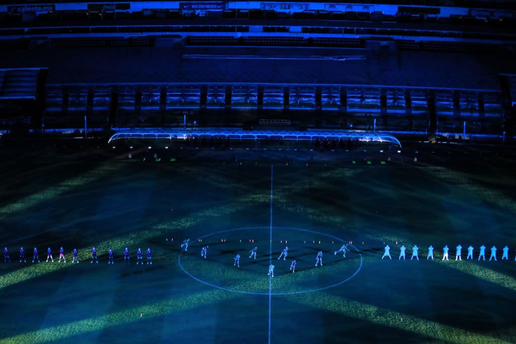 Con un espectáculo repleto de luces, rayos láser y bailes, la Federación Mexicana de Futbol presentó el nuevo logotipo o escudo que portarán las nuevas generaciones de futbolistas.