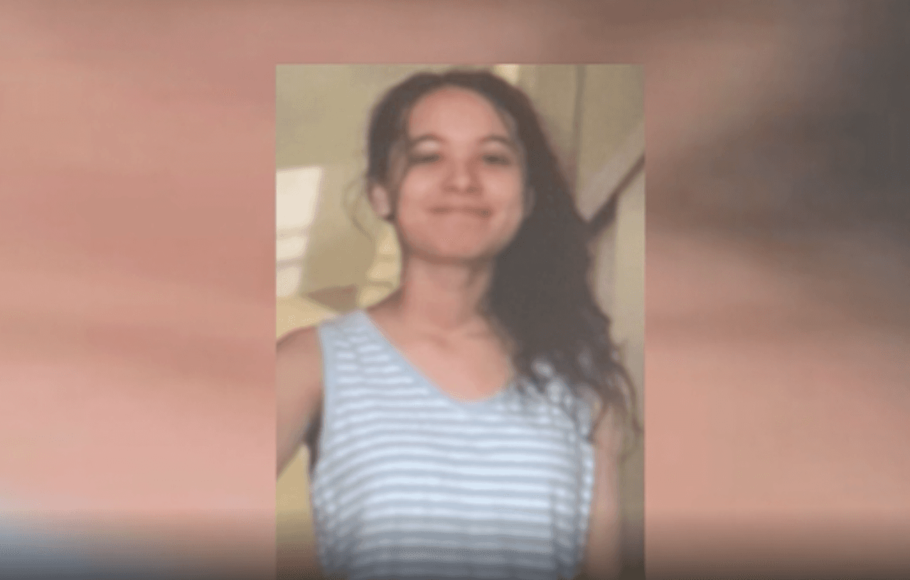 Sobre la esposa del sospechoso y madre de Savannah, se supo que fue declarada muerta, el lunes, alrededor de las 7:50 de la mañana, al frente de su casa.