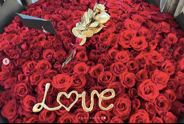 Esta bella muestra de afecto se sumó a un romántico detalle de Cristiano, quien le regaló un ramo de miles de rosas que incluyeron dos rosas bañadas en oro.