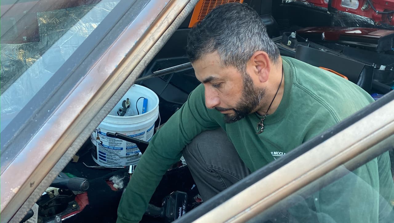 "Era un trabajador tan dedicado y la persona más innovadora que podrías conocer", escribió su familia en la publicación. Según contaron a
<i>Noticias Univision 14</i>, Jesús era un 'handyman' de corazón.