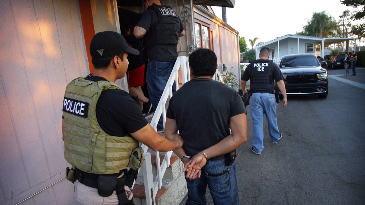 California dice no a los guantes con descargas eléctricas y busca impuesto para centros de detención privados