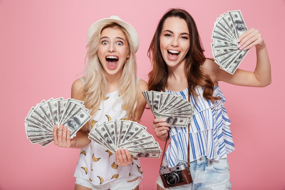 Durante este mes de junio y por la acción directa de tu regente, el planeta Marte, en tránsito por el signo que ahora está rigiendo, o sea, Cáncer, notarás cómo muchos asuntos embarazosos empiezan a encontrar respuestas. Te llegan gratificaciones y promesas, soluciones concretas a problemas que desde hace tiempo te han estado afectando. Ábrete a nuevos contactos y recibirás dinero. En cuestiones sentimentales se vaticina una reconciliación o un arreglo amoroso con alguien que te ayudará nuevamente a poner la chispa de la pasión en tu vida que pudo estar en peligro por haber tomado malas decisiones en su momento.