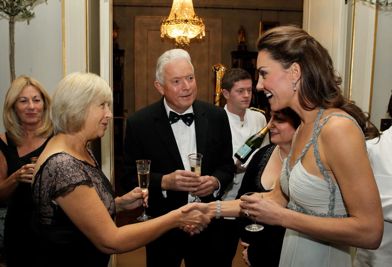 Los seguidores de Kate descubrieron que del lado izquierdo de su cabeza, a la altura de la sien, tiene una larga cicatriz, que de acuerdo al diario británico
<a href="http://http://www.dailymail.co.uk/femail/article-6106255/The-real-reason-Kate-Middleton-never-wears-hair-up.html">Daily Mail</a>, mide más de tres pulgadas de longitud.