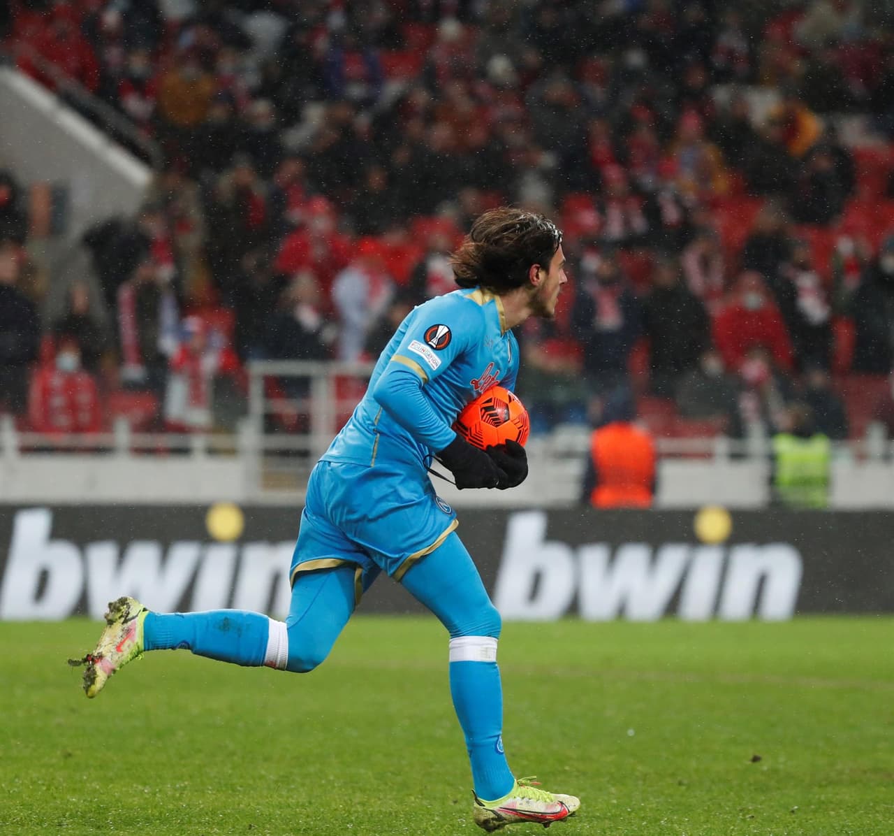 Spartak Moscú derrota 2-1 al Napoli durante la fase de grupos en la UEFA Europa League. Aleksandr Sobolev, con doblete, le dio al triunfo a la escuadara local, mientras que el único tanto del equipo visitante fue por parte de Elif Elmas al 64'. El mexicano Hirving Lozano jugó todo el partido.