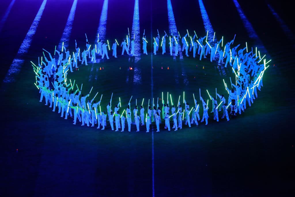 Con un espectáculo repleto de luces, rayos láser y bailes, la Federación Mexicana de Futbol presentó el nuevo logotipo o escudo que portarán las nuevas generaciones de futbolistas.