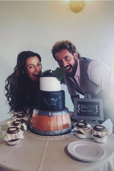 Los rumores comenzaron después de que el galán de telenovelas anunció que se separaba de Geraldine Bazán. Aunque ambos lo negaron durante meses, finalmente fue el 19 de septiembre que aparecieron juntos y de la mano en Los Ángeles, California, para confirmar su noviazgo.