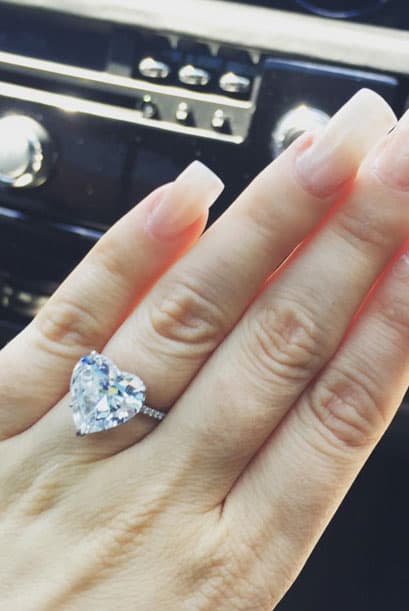 Indudablemente la mejor de sus joyas es su anillo de compromiso, diseñado por el propio Taylor en colaboración con la joyera Lorraine Schwartz. La parte trasera tiene las iniciales de ambos, T y S (S de Stefani) con diamantes blancos y separadas por un corazón, valorado en más de 400 mil euros (429 mil dólares).