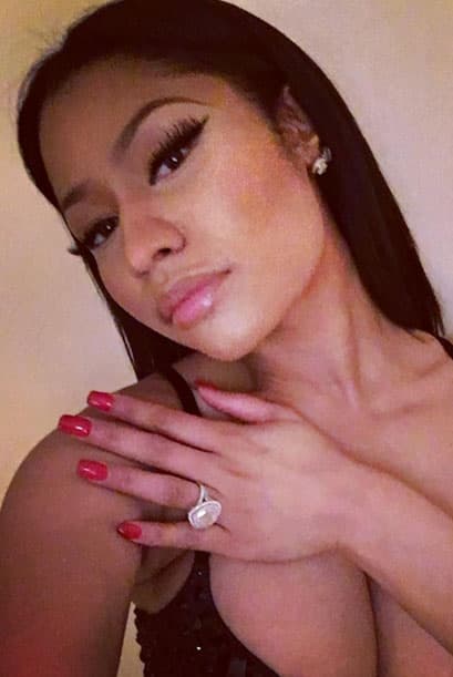 Nos queda claro que los hombres no prestarán atención a ese hermoso anillo, pero las mujeres sí. Nicky Minaj es otra de las famosas que apuesta por sencillos diseños pero bastante lujosos.