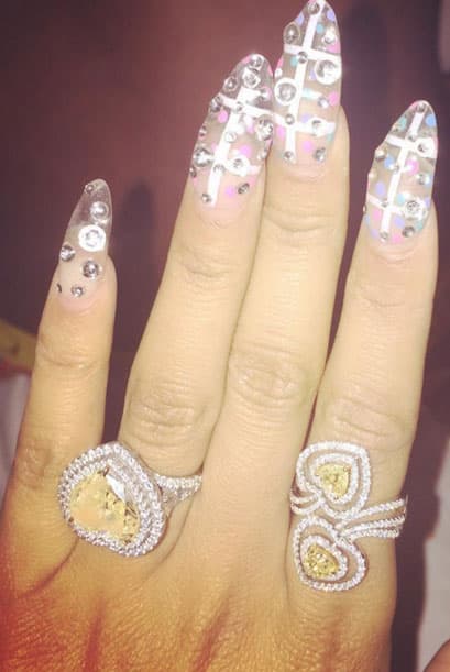 Todas quisiéramos consentirnos como la cantante, "Consigo regalos cuando estoy bien, pero mejores regalos cuando estoy mal �� #DiamondsAreAGirlsBestFriend", fue el mensaje que acompañó esta imagen en la que presumió sus diamantes.