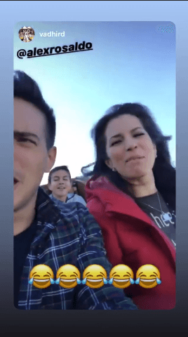 Alessandra también disfrutó el día y se subió a una montaña rusa con Vadhir.