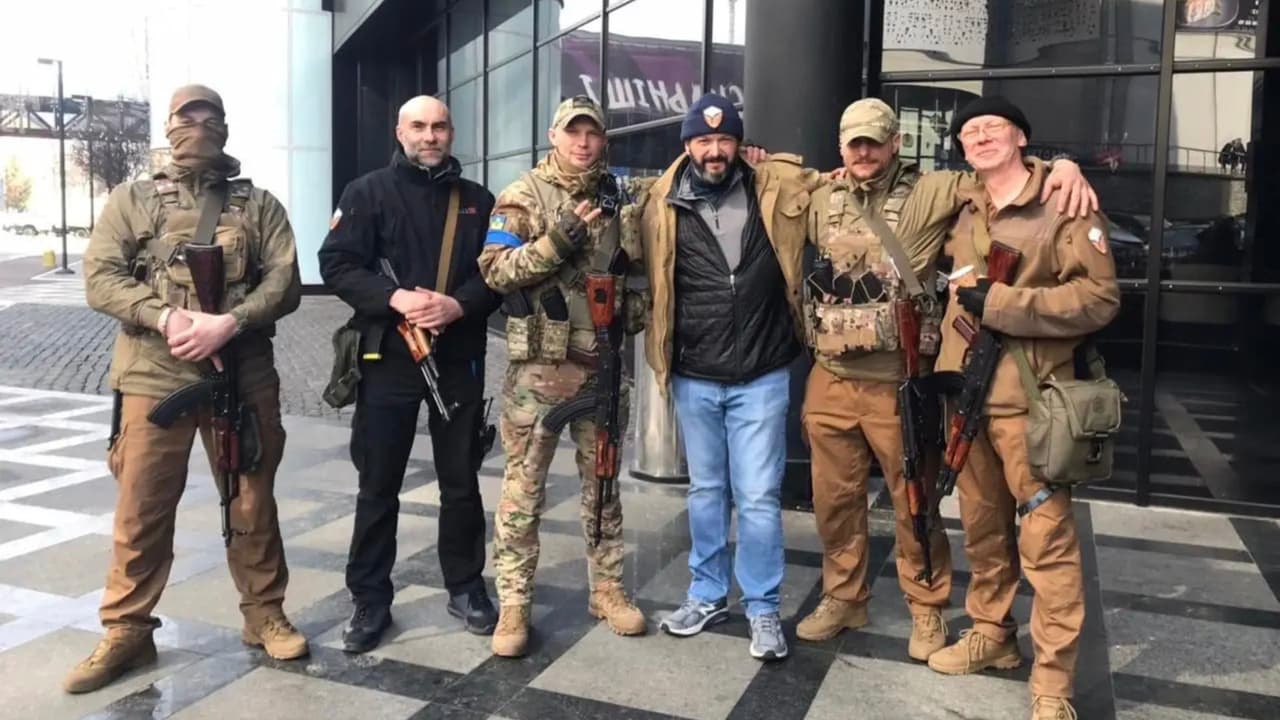 Integrantes de Grey Bull Rescue participan en una sesión de entrenamiento táctico diseñada para misiones humanitarias de alto riesgo. El equipo está conformado por exmiembros de fuerzas especiales estadounidenses, incluidos Navy SEALs y Green Berets, con experiencia en evacuaciones, rescates marítimos y operaciones en entornos hostiles.