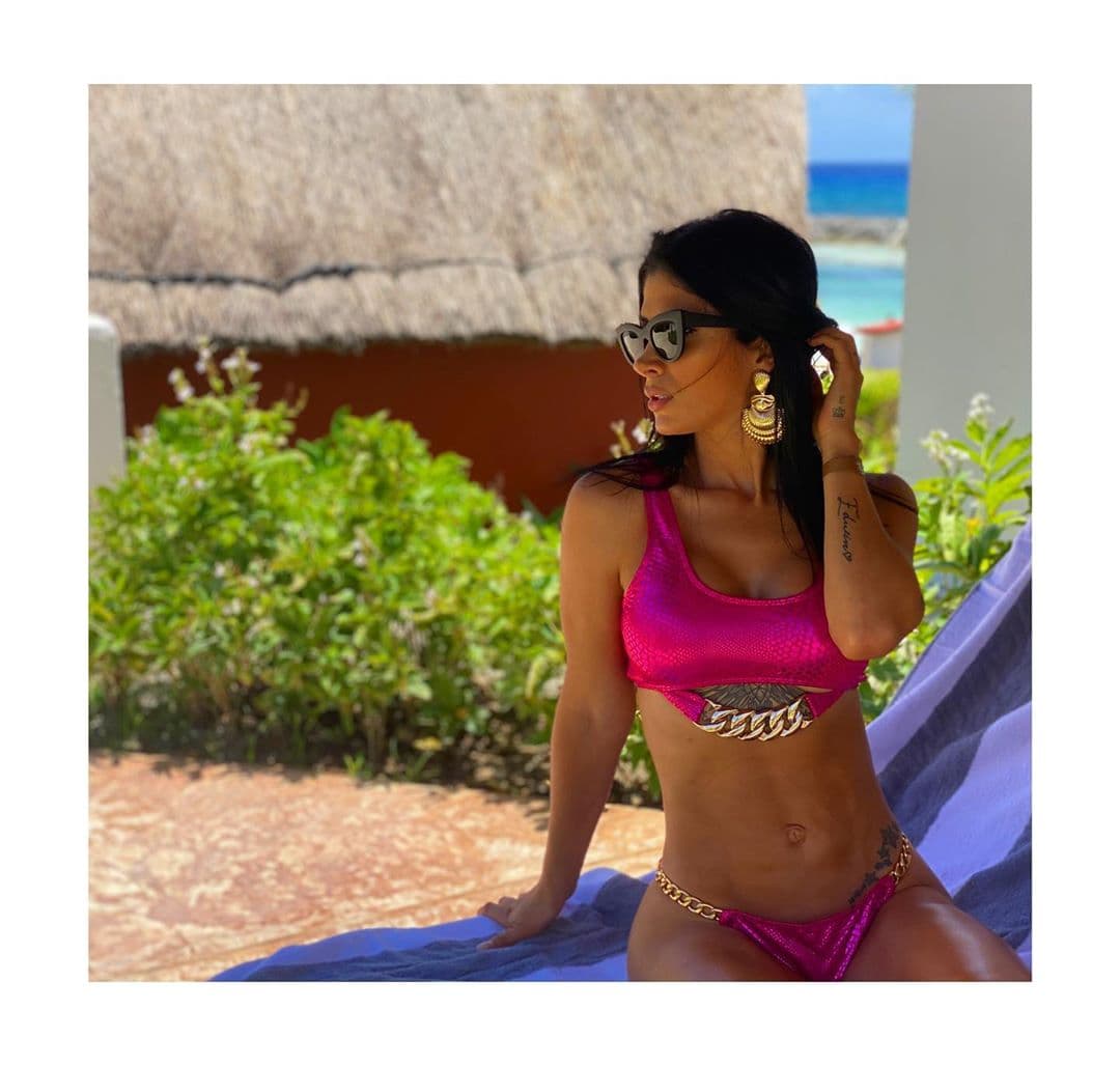 Claro que también la vimos con este morado espectacular, que además tiene unas cadenas al mejor estilo de la cultura de la música urbana.