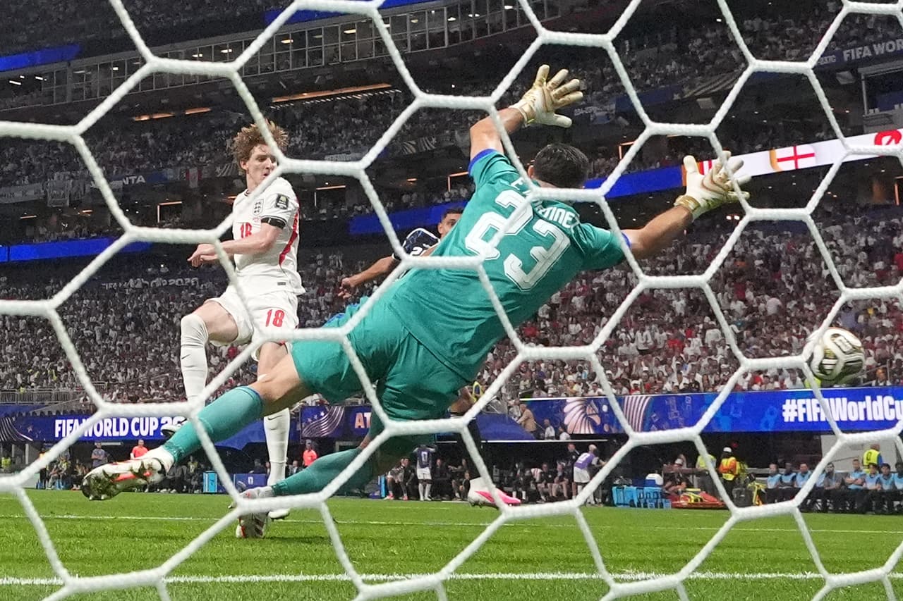 Otro ángulo del gol de Anthony Gordon.