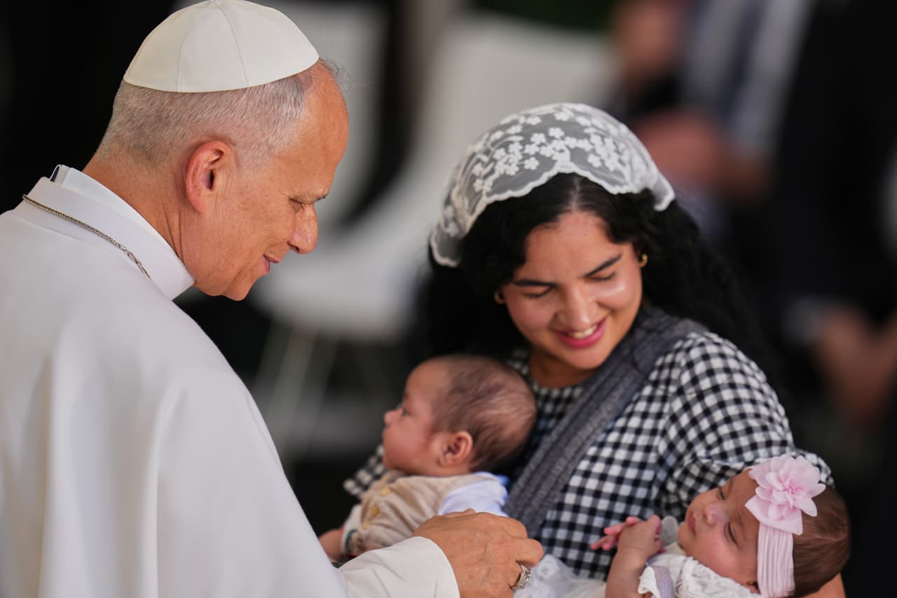 Una madre y sus dos hijos son recibidos por el Papa León XIV en CEDIA 24 Horas, un centro integral de apoyo a personas sin hogar, en Madrid, España.