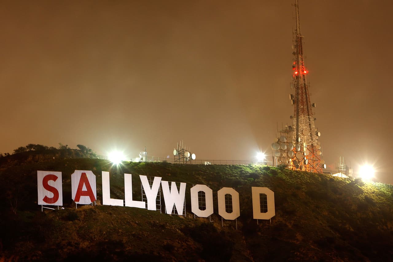 Durante la noche del 11 de febrero de 2010 el letrero de Hollywood se leyó 'Sallyhood', un paso intermedio a cómo quedaría al día siguiente, cuando sería totalmente cubierto con el mensaje 'Save the Peak'.