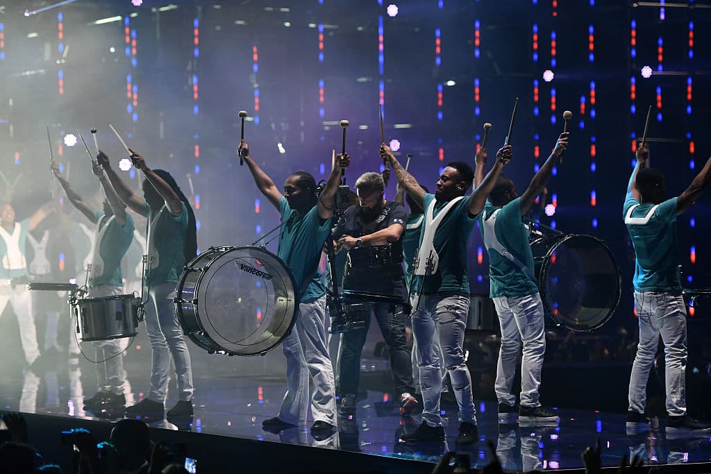 Percusionistas acompañan a DJ Afrojack