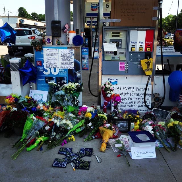 El atacante disparó en varias ocasiones contra Goforth en este mismo sitio, presuntamente sólo "por portar uniforme de policía", dijeron autoridades.