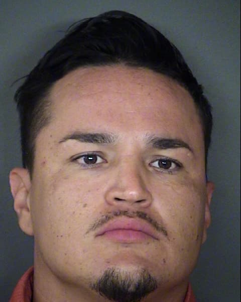 Los oficiales presumen que la niña puede estar con un hombre llamado Juan Trevino, de 33 años, color de piel blanca, 5'7 de altura, pesando180 libras, cabello marrón y ojos marrones.